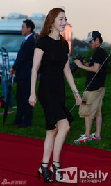 组图：韩星白珍熙出席活动 红裙优雅性感