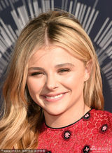 组图：小贝爱子绯闻女友登台 衣着老气如大妈