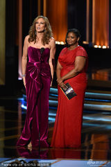 组图：艾莉森-珍妮获艾美奖喜剧类最佳女配角