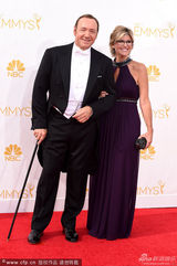 组图：《纸牌屋》凯文-史派西拄拐现身艾美红毯