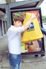 组图：孙坚清新大片异国街头卖萌露童趣