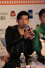 组图：周杰伦摘“婚戒”否认情变 称婚礼不能拖