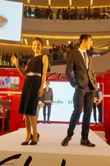 组图：乔振宇现身活动 举止散发成熟男人魅力