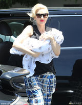 组图：辣妈史蒂芬妮三胎儿子曝光 双眼皮大脑门