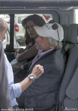 组图：道格拉斯全家抵机场 泽塔琼斯小露香肩