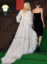 组图：朱莉遇记者提问满脸惊吓张大嘴表情夸张