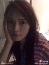 组图：伊能静与12岁儿子卖萌合照 母子俩亲密