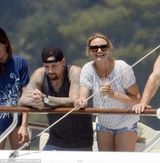 组图：42岁卡梅隆-迪亚兹穿比基尼湿身显翘臀