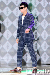 组图：韩星宣美出席发布会 超短裙秀性感