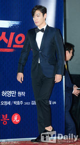 组图：BigBang TOP亮相试映会 西装领结十分帅气