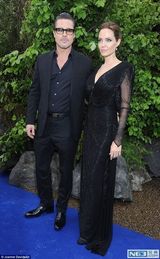 组图：皮特朱莉情侣装恩爱亮相 牵手深情对望