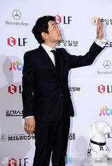 组图：孙贤周稳重亮相 实力派不用花哨也显眼