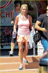 组图：布兰妮奋发健身甩赘肉 粉红装大方激凸