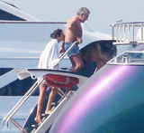 组图：爷孙恋！巩俐73岁设计师与女友海边嬉戏