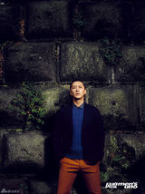 组图：韩庚米兰拍大片 冷峻绅士爬青苔石墙