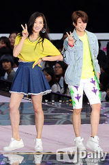 组图：SM演唱会嗨翻 神起SJ穿红裙扮女装