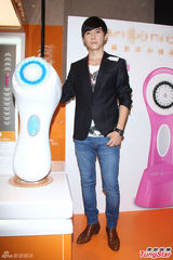 组图：花美男唐禹哲代言秀长腿 为女粉丝洗脸