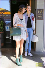 组图：拉仇恨！泰勒-斯威夫特穿性感蕾丝短裙秀长腿