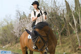 组图：赵柯帅气骑马写真展女侠范儿