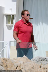 组图：施瓦辛格悠闲叼雪茄 赤膊秀胸肌玩自拍