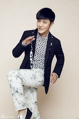 组图：林申清新混搭风 招牌笑容释放致命吸引力