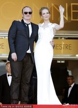 组图：女星乌玛-瑟曼白裙亮相 挥手送飞吻