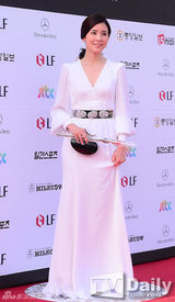 组图：李宝英白裙素雅显身段 比V卖萌戒指闪