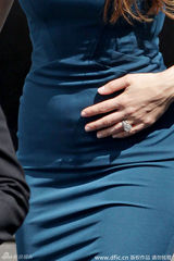 组图：杰西卡-贝尔赶拍美剧小腹微凸疑似有孕