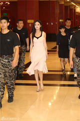 组图：赵丽颖鱼尾裙代言 曝喜欢气场强大男生