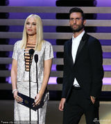 组图：格温-史蒂芬妮与魔力红主唱亚当莱文颁奖