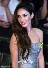 组图：梅根-福克斯韩国宣传 紧捂腿间防走光