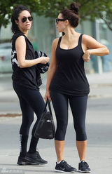 组图：金-卡戴珊穿性感蕾丝裙 与粉丝亲密合影