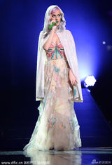 组图：水果姐开唱变身粉红豹 巡演打造梦幻之境