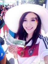 组图：宅男女神周韦彤现身德法赛场 大秀玉腿