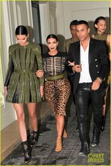 组图：卡戴珊与妹巴黎看秀 身高无优势曲线赢定