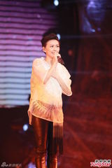 组图：孙燕姿演唱会紧身裤玩倒立 牵手张学友