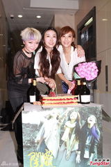 组图：陈意涵为薛凯琪庆生送惊喜 代觅男友