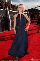 组图：朱利安-霍夫亮相红毯 裸背美裙抢镜