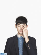 组图：演员金秀贤拍写真 尽展知性男人味