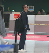 组图：文章黑衣现身机场无人识 臭脸低头玩手机