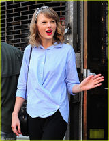 组图：斯威夫特蓝衬衫清新现身 微笑打招呼