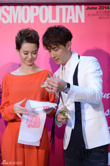 组图：李承铉戚薇热恋首亮相 已见过女方父母