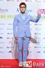 组图：SISTAR热裤劲舞 助阵慈善音乐会