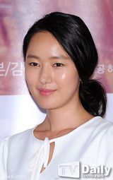 组图：韩星尹珍瑞镂空白裙优雅亮相试映会