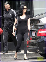 组图:蒂塔-万提斯简约黑装 豪乳细腰身材曼妙