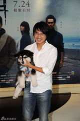 组图：《后会无期》首映发布会 韩寒牵狗走红毯