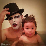 组图：日本父女逗比泡澡照走红 蠢萌犯二又有爱