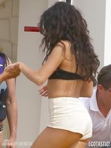 组图：赛琳娜穿比基尼露凸肚 胸部忽缩水