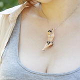 组图：日本创意项链“乳沟跳跃者”大胸必备