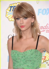 组图：斯威夫特露小蛮腰气质出众 吊带装秀美胸